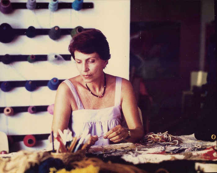 Maria Angela Magalhães em seu ateliê Artesanato Guanabara déc.1970