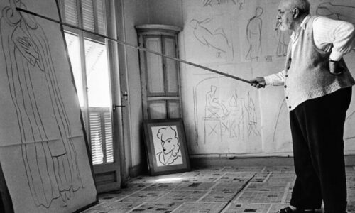 Henri Matisse em seu ateliê, na França (1949) | Créditos: Robert Capa.