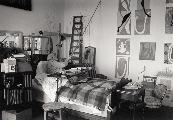 Como ser artista Henri Matisse; Henri Matisse desenhando na parede ao lado de sua cama, alguns meses antes de sua morte em 1954. Créditos: Walter Carone.