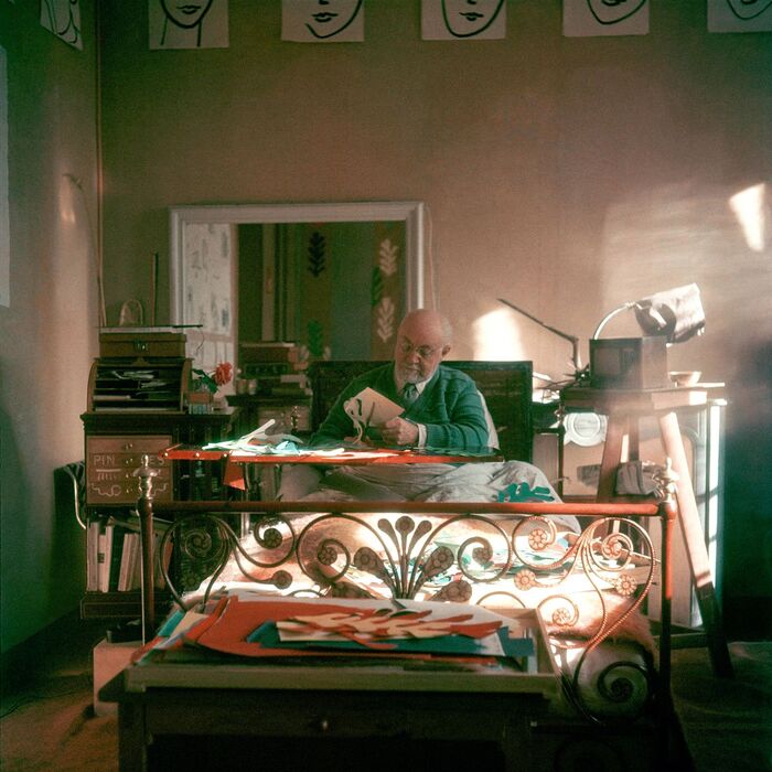 Como ser artista Henri Matisse; Henri Matisse sentado em sua cama trabalhando em desenhos de igrejas (1949). Foto de Clifford Coffin via Getty Images.