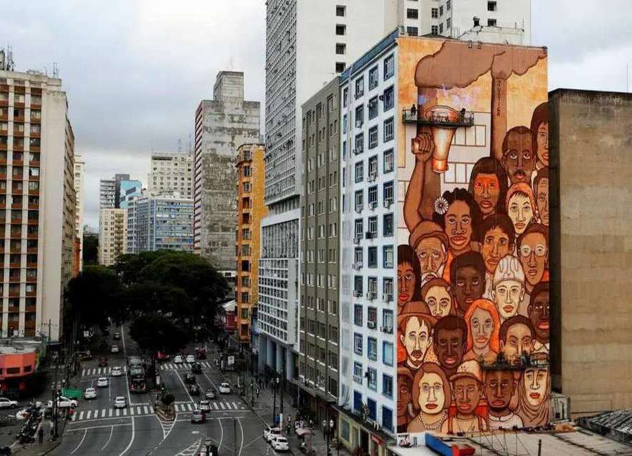 Operários de Brumadinho' do artista Mundano, no Centro de São Paulo. Foto: REUTERS/Amanda Perobelli