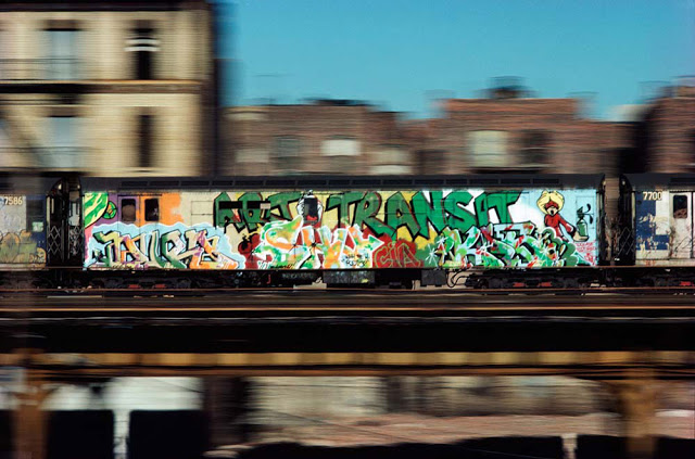 Trem grafitado nos EUA nos anos 70 registrado pelos fotógrafos Martha Cooper e Henry Chalfant; Arte de rua