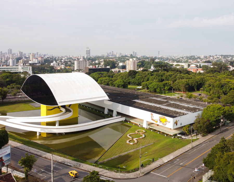 Instalação coletiva “Terzo Paradiso” no Museu Oscar Niemeyer