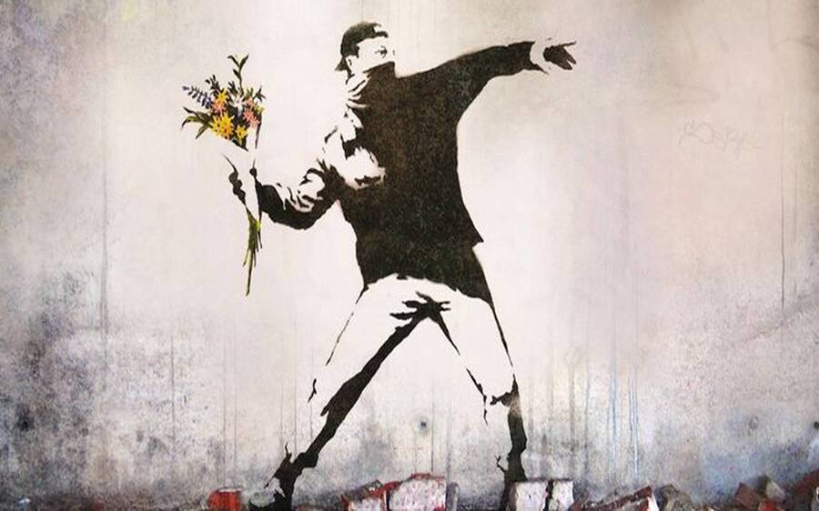 Love Is In The Air, Banksy (2002); artistas mais importantes da década