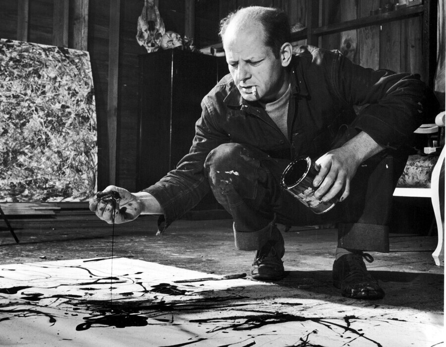 Jackson Pollock trabalhando em seu estúdio em Long Island (1949) | Martha Holmes/The LIFE Picture Collection via Getty Image