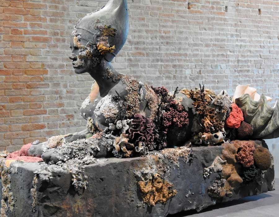 Mulher atropela estátua de Damien Hirst avaliada em 3 milhões