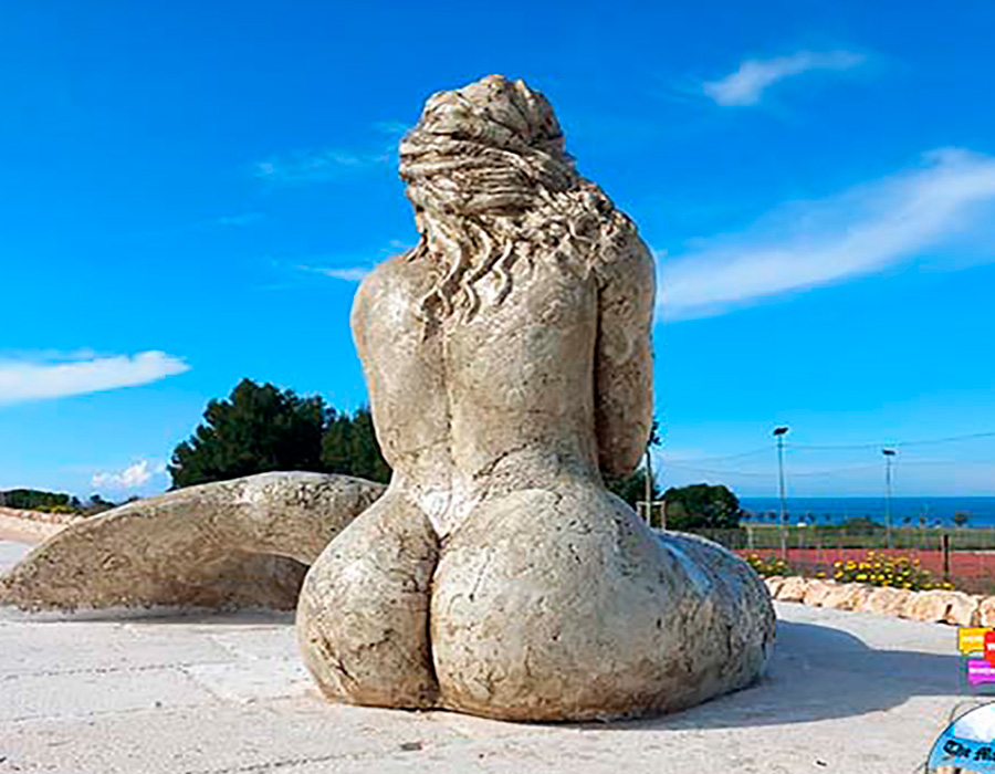 Escultura de sereia causa rebuliço na Itália