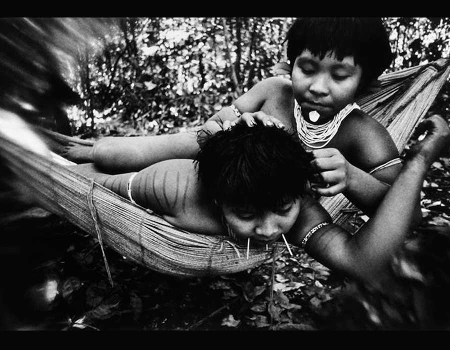 Exposição fotográfica traz vida do povo Yanomami em Curitiba