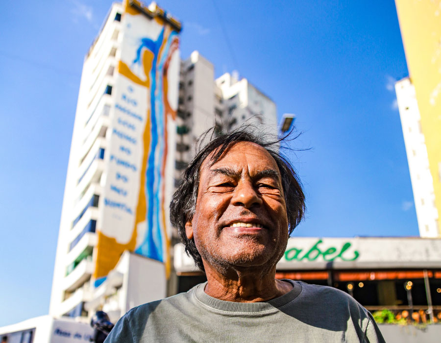 Ailton Krenak assina seu primeiro mural em grande escala em Belo Horizonte
